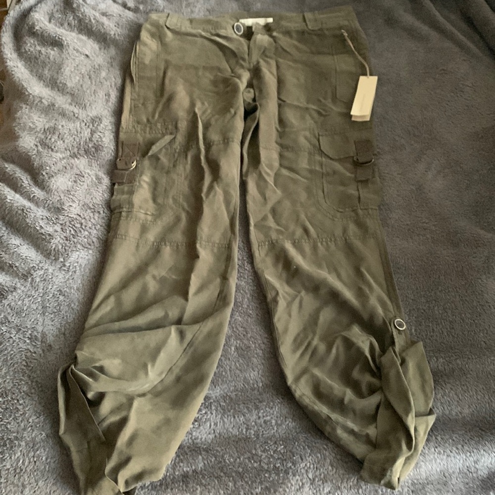 Banana Republic w/tags silk army green size 6 pants, can be worn cropped style.